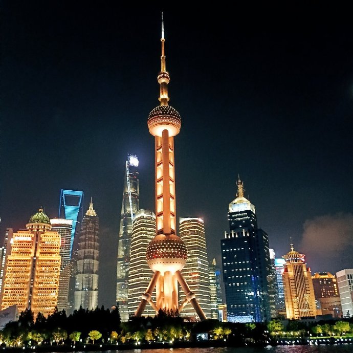 东方明珠下的上海，繁华与魅力交织之城